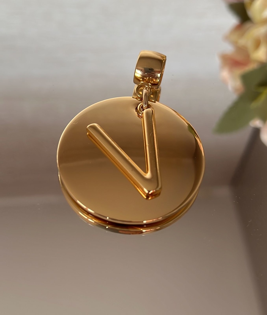 pingente letra V com placa em Metal dourado