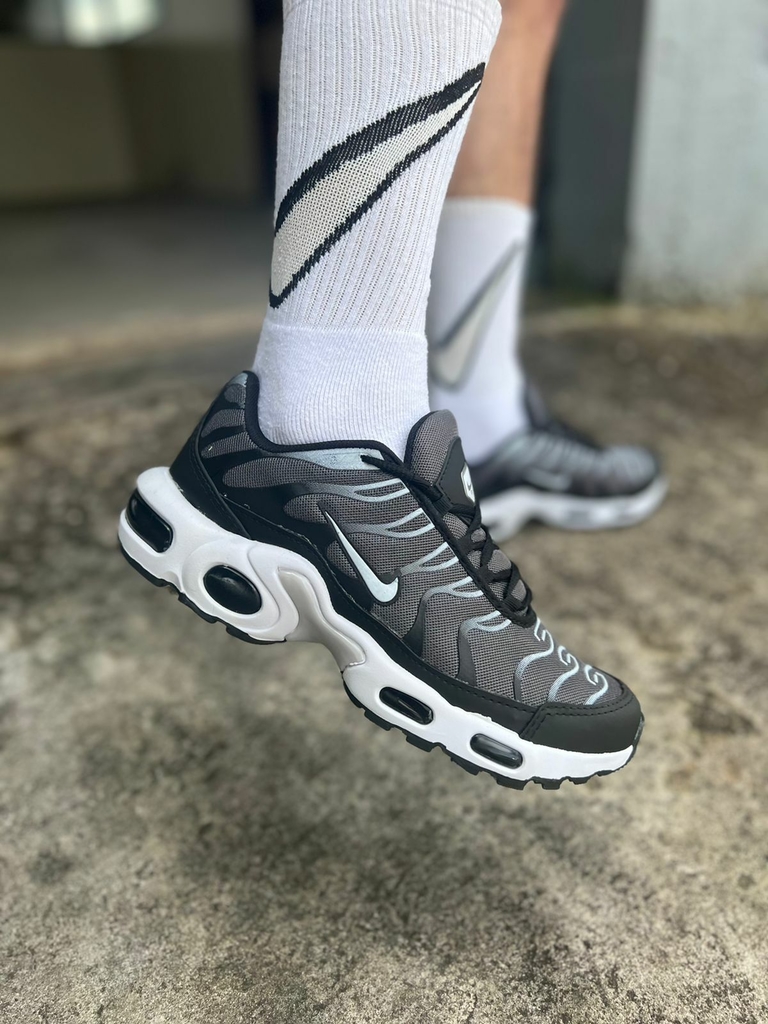 AIR MAX TN PLUS CINZA ESCURO ELEMENT CAL ADOS