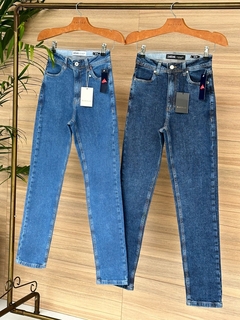 calça jeans mom com lycra