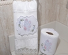 comprar-toalha-de-lavabo-bordada-porta-papel-higiênico