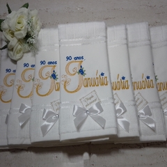 Lembrança de aniversário 90 anos toalha personalizada 15 unidades - Atelier Cleide Barbosa