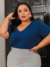 Descubra o charme e o conforto supremo deste conjunto plus size de blusa decote V e pantacourt de viscolycra