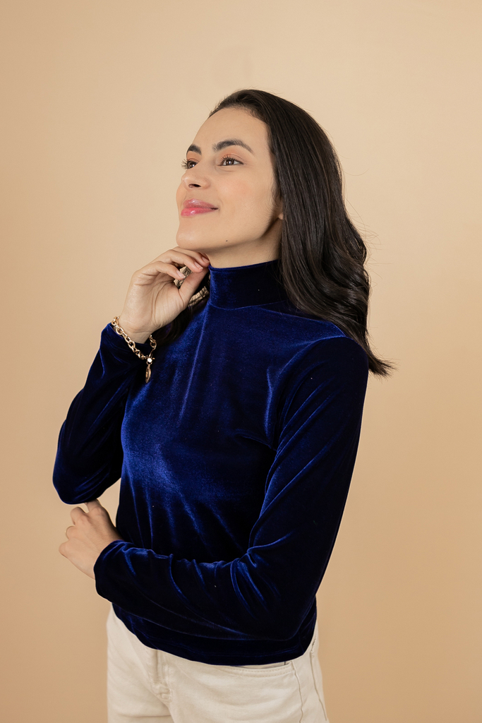 BLUSA DE VELUDO MODELO COM GOLA ALTA ESTILO CACHARREL SEGUNDA PELE
