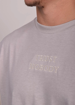 Remera VKM Nobody Oversize en internet