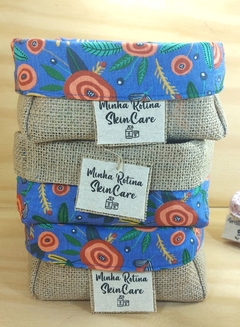 Cesta Cosméticos Rotina Skincare - Azul Flores - Cesta de Presentes - Tag Personalizada - Juta & Tecido