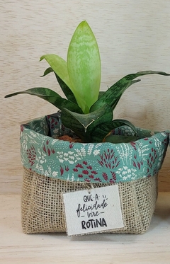 Cachepô Que a Felicidade Vire Rotina - Floral Verde Menta - Tag Personalizada - Juta & Tecido