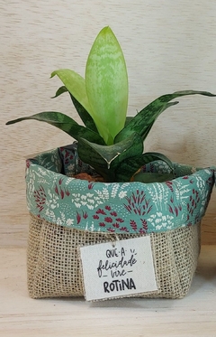 Cachepô Paz & Gratidão - Verde Menta Floral - Tag Personalizada - Juta & Tecido - Craft.Mimo