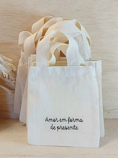 Sacolinha Minibag Amor em Forma de Presente - Personalizada - Estampa Padrão - Algodão Cru - Lembrancinha