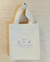 Sacolinha Minibag Unidos Pelo Coração - Iniciais do Casal - Personalizada - Estampa Padrão - Algodão Cru - Lembrancinha de Casamento