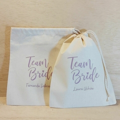 Saquinho Cordão Casamento - Nomes Individuais - Madrinhas - Team Bride - Estampa Padrão Personalizada - Algodão Cru - Lembrancinha