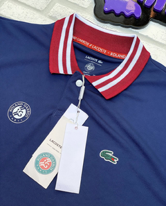 Polo roland garros x daniil medvedev - (azul marinho/vinho) - PR multimarcas