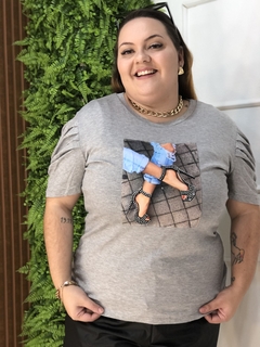 T-SHIRT PLUSSIZE COM APLICAÇÃO CINZA SANDALIA DE SALTO