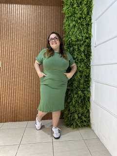 VESTIDO MIDI BÁSICO COM BOLSOS VERDE CLARO