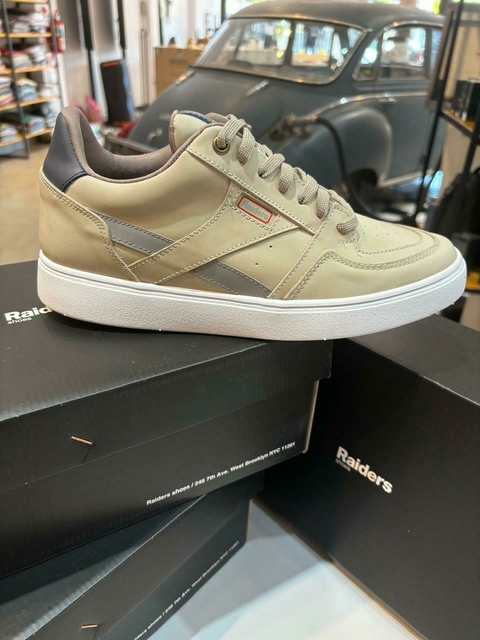 ZAPATILLA RAIDERS CUERO COMBINADA BEIGE Y GRIS