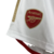 Arsenal-short-titular-temporada-2023-2024-branco-dourado-vermelho-adidas-logo-escudo-cintura-elástico-cordão-ajuste-conforto-segurança-torcedor-jogador-uniforme. 