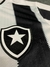 Botafogo-camisa-home-masculina-temporada-2024-2025-Reebok-listrado vertical-zigue-zague-tricô-gola-V-escudo-TPU-Parimatch-calção preto-meias pretas-uniforme. 