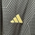 Camisa-Alternativa-Union-Berlin-Temporada-2023-2024-Preto-Padrão-Hexágonos-Dourado-Gola-V-Logotipo-Adidas-JD-Sports-Escudo-Calção-Meiões. 
