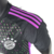 camisa-Bayern de Munique-player-jogador-temporada-2023-2024-cor preta-detalhes em roxo-adidas-losangos-globo terrestre-gola preta-três listras-laterais-barra do kit-nome da equipe-escudo-logo-Deutsche Telekom-Mia San Mia-calção-meiões. 