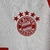 camisa-Bayern de Munique-titular-branca-manga vermelha-temporada-2023-2024-patrocínio-adidas-gola redonda-punhos brancos-escudo-logo-Deutsche Telekom-Allianz-três listras-detalhes vermelhos-inscrição-Rot & Weiß ein Leben lang-Mia San Mia-numeração-calção-
