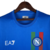 Camisa-comemorativa-Napoli-título-campeonato-2022-2023-azul-detalhes-vermelho-verde-homenagem-conquista-clube-futebol-esporte. 