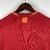 Camisa-masculina-Roma-temporada-2023-2024-patrocínio-Adidas-home-titular-vermelho-amarelo-Lupetto-logo-numeração-calção-meiões. 