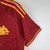 Camisa-masculina-Roma-temporada-2023-2024-patrocínio-Adidas-home-titular-vermelho-amarelo-Lupetto-logo-numeração-calção-meiões. 