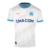 Camisa-Olympique-de-Marseille-temporada-2023-2024-titular-patrocínio-Puma-branco-cinza-rocha-calcária-gola-redonda-azul-celeste-escudo-calção-meiões. 