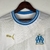 Camisa-Olympique-de-Marseille-temporada-2023-2024-titular-patrocínio-Puma-branco-cinza-rocha-calcária-gola-redonda-azul-celeste-escudo-calção-meiões. 