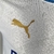 Camisa-player-Olympique-de-Marseille-temporada-2023-2024-titular-patrocínio-Puma-branco-cinza-rocha-calcária-gola-redonda-azul-celeste-escudo-calção-meiões. 