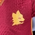 Camisa-Player-Roma-temporada-2023-2024-patrocínio-Adidas-home-titular-vermelho-amarelo-Lupetto-logo-numeração-calção-meiões. 