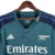 camisa-third-away-Arsenal-temporada-2023-2024-patrocinio-adidas-verde-escuro-azul-marinho-punhos-manga-longa-frisos-escudo-canhão-logo-gola-redonda-botão-sigla-"AFC"-calção-meiões-lançamento. 