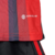 Colo-Colo-conjunto-infantil-away-Adidas-2023-2024-vermelha-faixas-laterais-azul marinho-faixa-vertical-escudo-clube-patrocínio-máster-Coolbet-preto.   