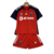 conjunto-infantil-away-reserva-Universidad-de-Chile-temporada-2023-2024-patrocínio-Adidas-camisa-vermelha-gola-recortada-botão-colarinho-mangas-escudo-logo. 