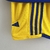   conjunto-infantil-Boca-Juniors-temporada 2023-2024-reserva-amarela-faixas horizontais-azul-escuro-gola redonda-estrelas-três listras-escudo-Adidas-apelido-Xeneize-calção-meiões-detalhes. 