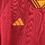 Conjunto-infantil-Roma-temporada-2023-2024-patrocínio-Adidas-home-titular-vermelho-amarelo-Lupetto-logo-numeração-calção-meiões. 