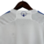 Leeds-camisa-titular-temporada-2023-2024-pavão-jacquard-gola-V-três-listras-Adidas-mandante-branco. 