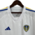 Leeds-camisa-titular-temporada-2023-2024-pavão-jacquard-gola-V-três-listras-Adidas-mandante-branco. 