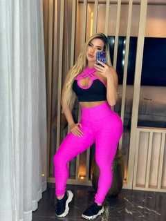 CONJUNTO LEGGING JACQUARD ROSA CHICLETE E TOP PRETO COM PINK DETALHE NO BUSTO EXCLUSIVO - loja online