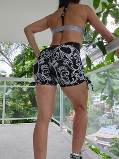 MACAQUINHO JACQUARD TRABALHADO CINZA COM FAIXA PRATEADA EMPINA BUMBUM - MB Musa Fitness