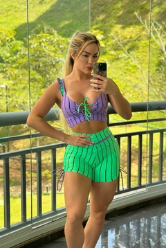 CONJUNTO VIOLETA COM VERDE LISTRADO SHORT DETALHE NA CINTURA E TOP ALÇA FRUFRU EXCLUSIVO