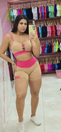 CONJUNTO VÁRIAS CORES SHORT DETALHE NA PERNA E TOP