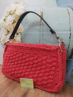 Bolsa de crochê coral com alça couro eco e argolas