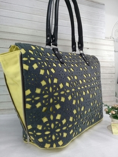 Bolsa de ombro feminina detalhe zíper e alça de couro ecológico - comprar online