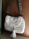 Bolsa de crochê com aba e alça colorida off white Ref 77