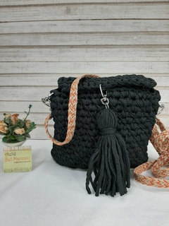 Bolsa de crochê de fio de malha com alça e pingente Ref 103 - comprar online