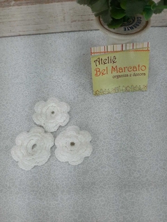 Flor de crochê pacote com 3 peças 3 cm diâmetro - comprar online