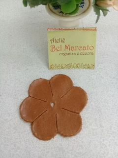 Flor de couro legítimo caramelo pacote com 4 peças - Ateliê Bel Marcato