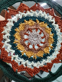 Mandala colorida de crochê fio de malha 64 cm de diâmetro. na internet