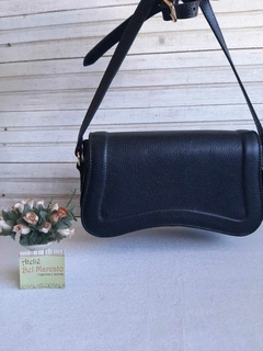 Bolsa transversal de couro legítimo preto design fluído