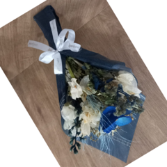 Ramalhete de flores secas azuis na internet